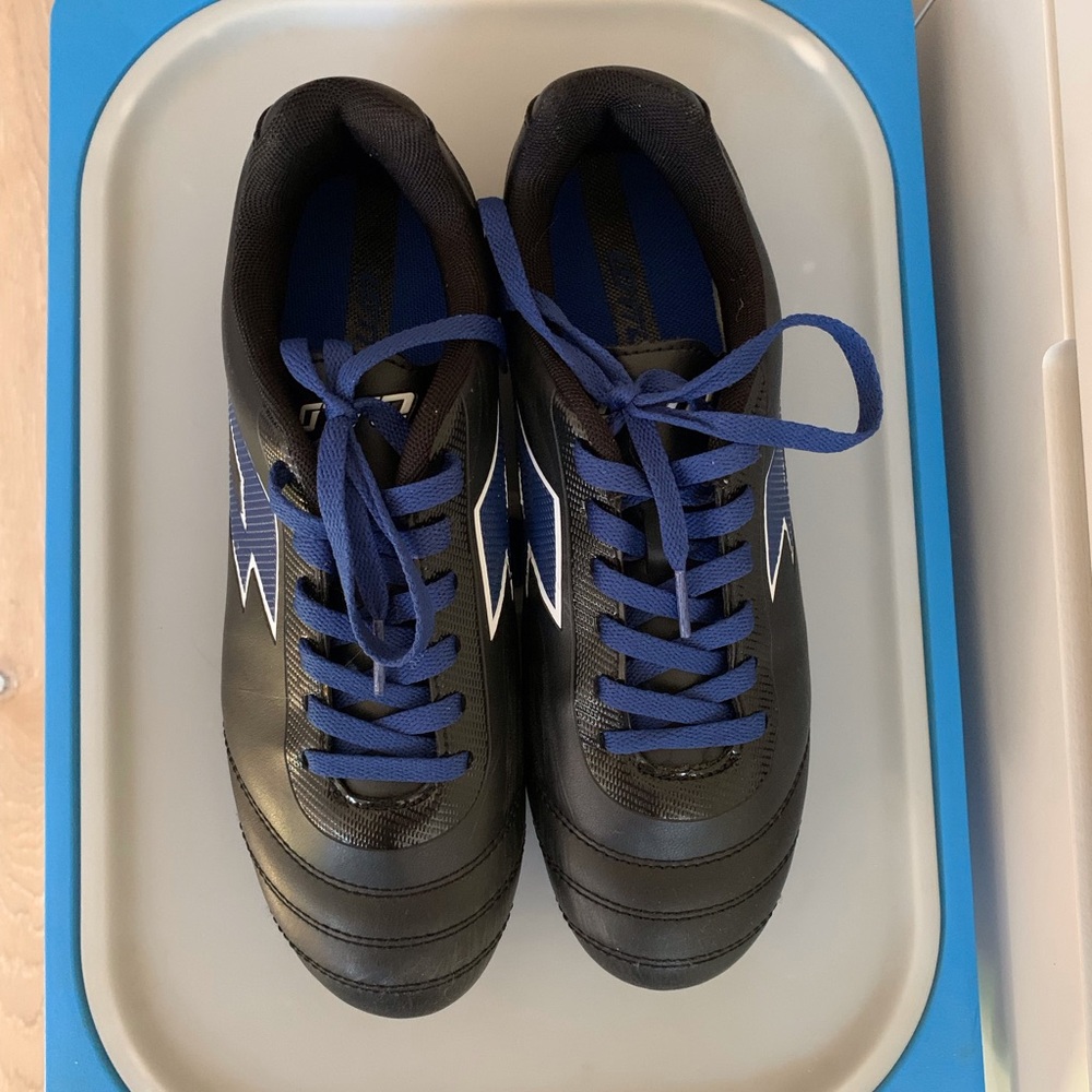 LOTTO Men’s/Boys’ Black and Blue Lotto Soccer Cleats